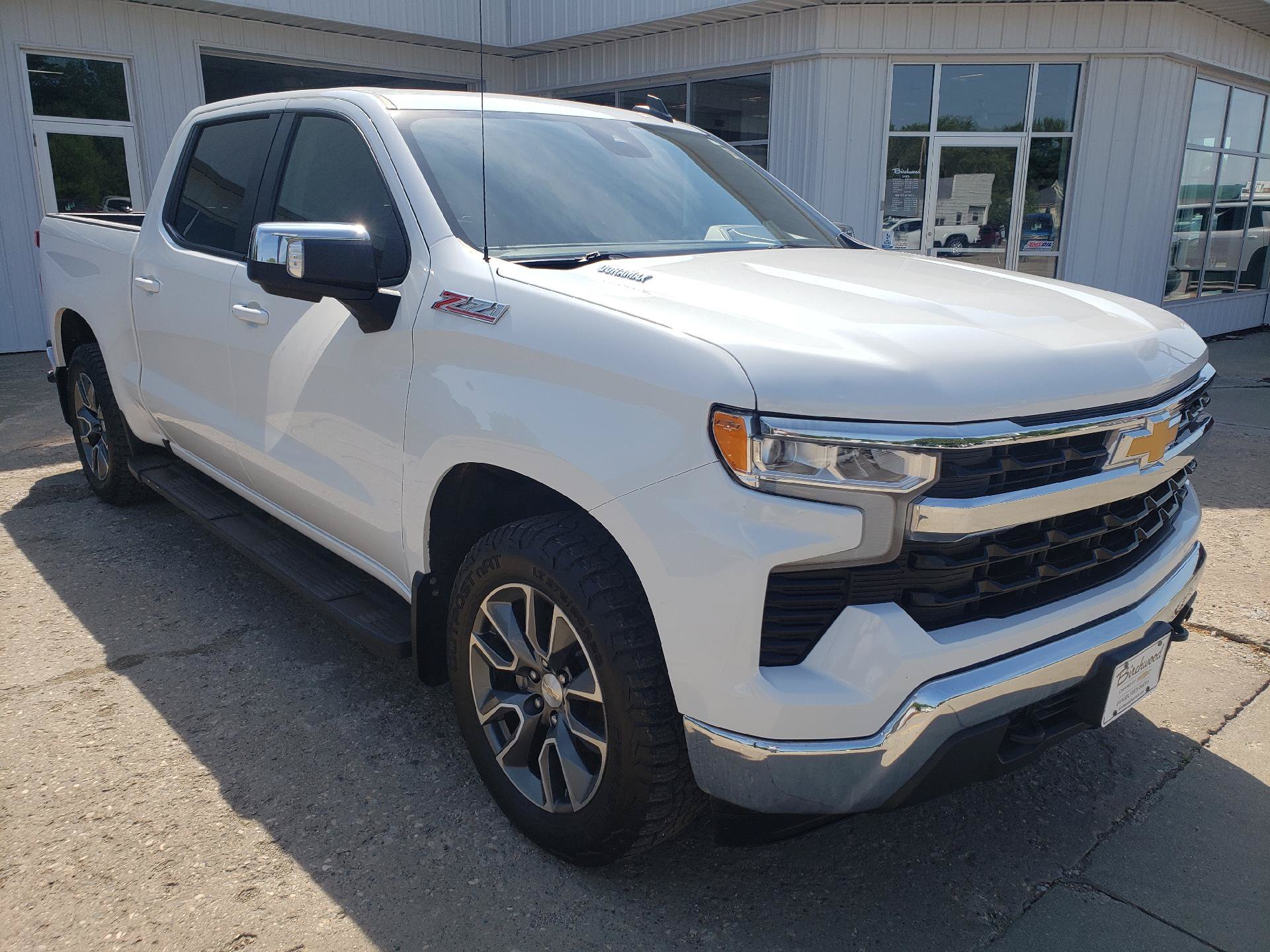 Used 2023 Chevrolet Silverado 1500 LT AWD/4WD image 3