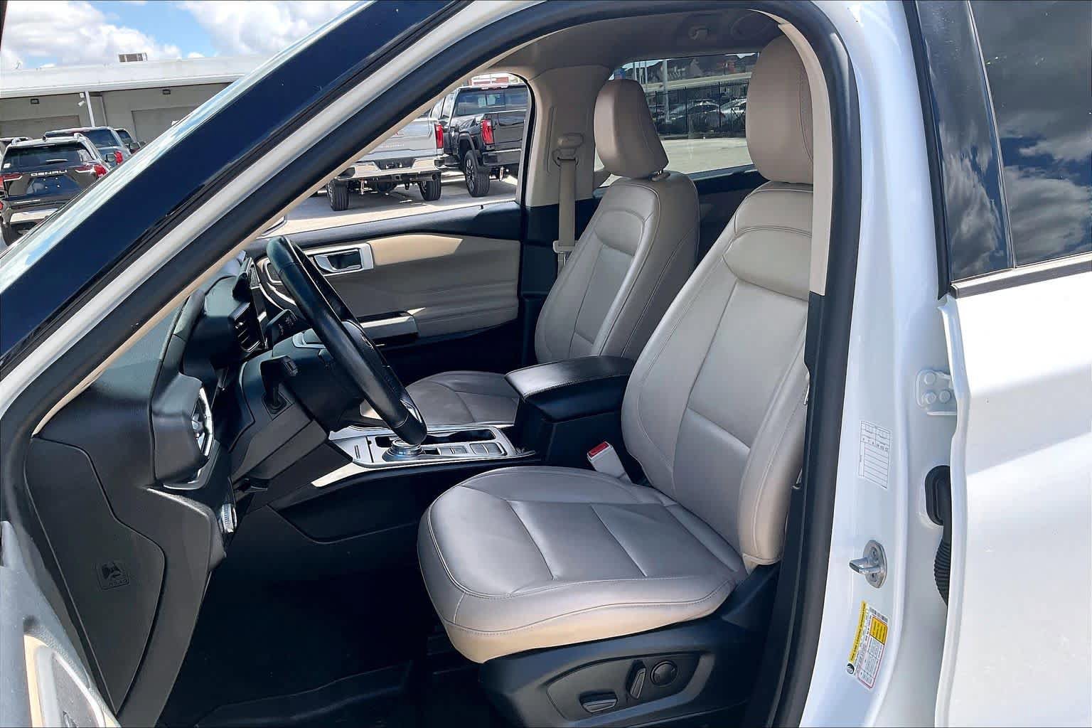 Used 2022 Ford Explorer XLT w/ Equipment Group 202A RWD image 8
