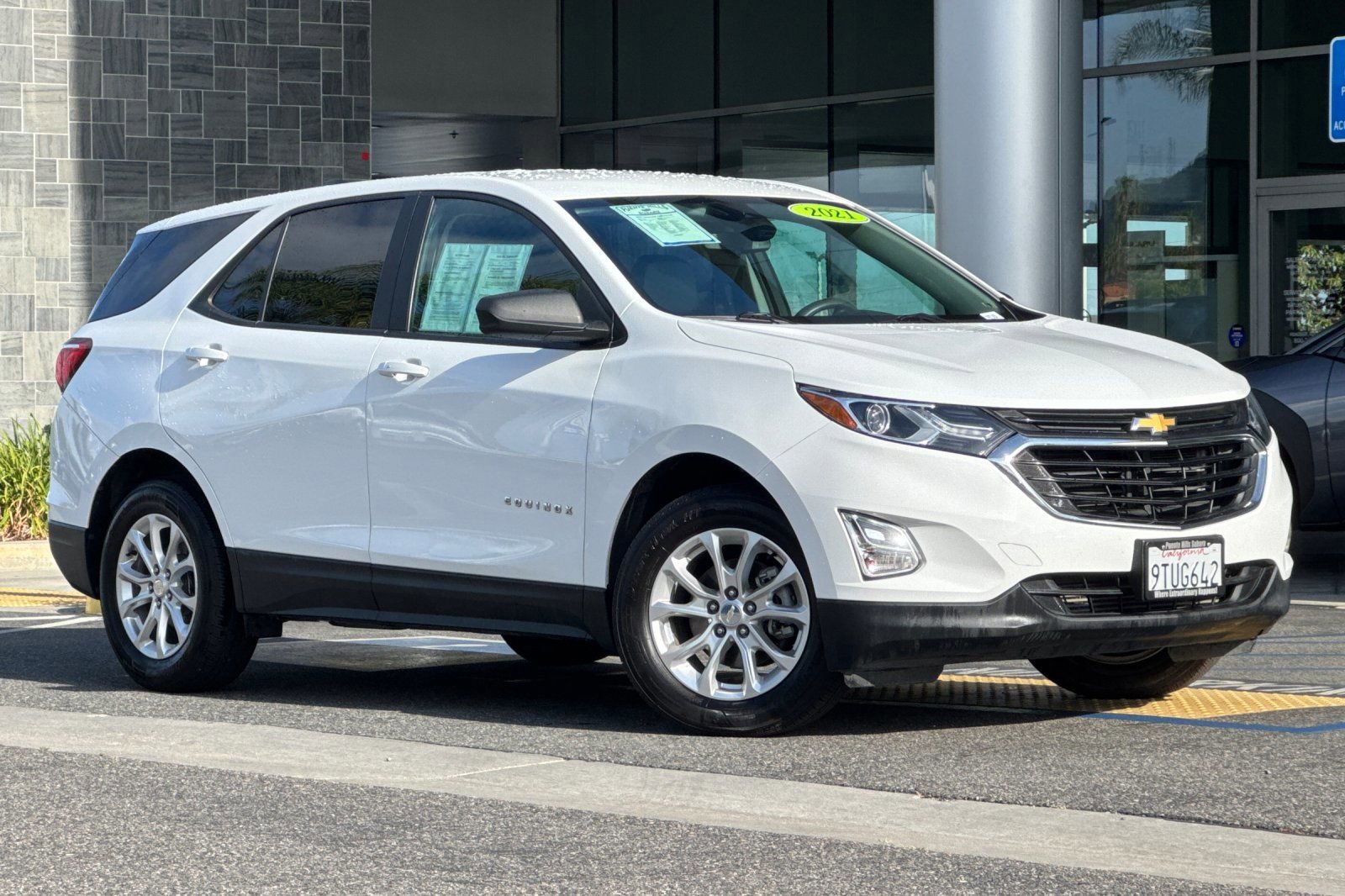 Used 2021 Chevrolet Equinox LS w/ LS Convenience Package FWD image 2