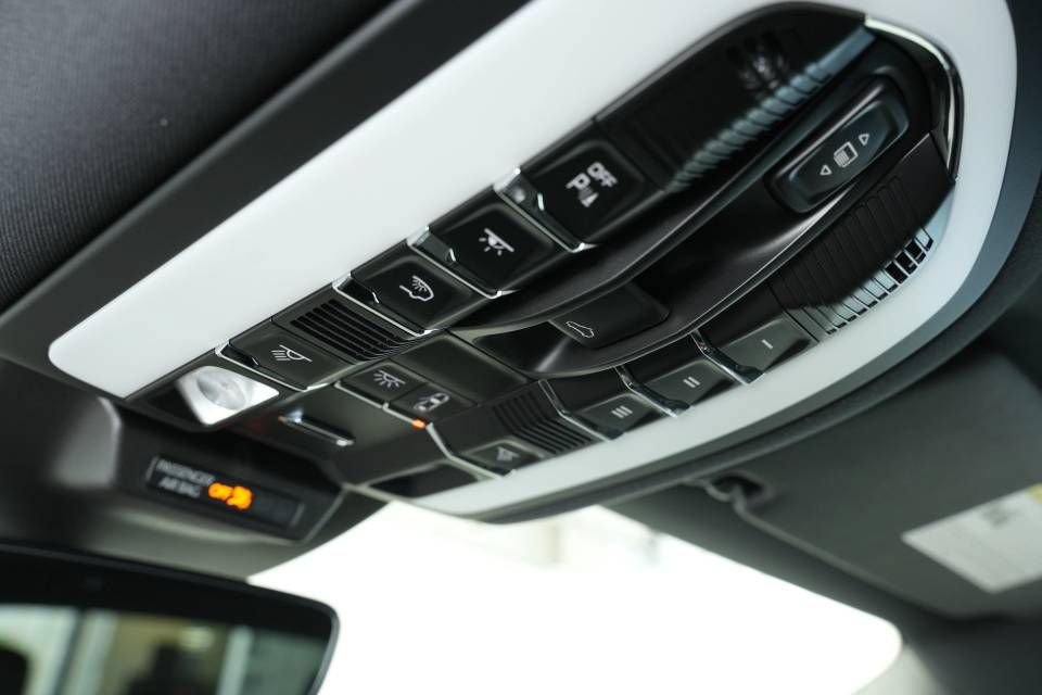 Certified 2025 Porsche Macan AWD/4WD image 36