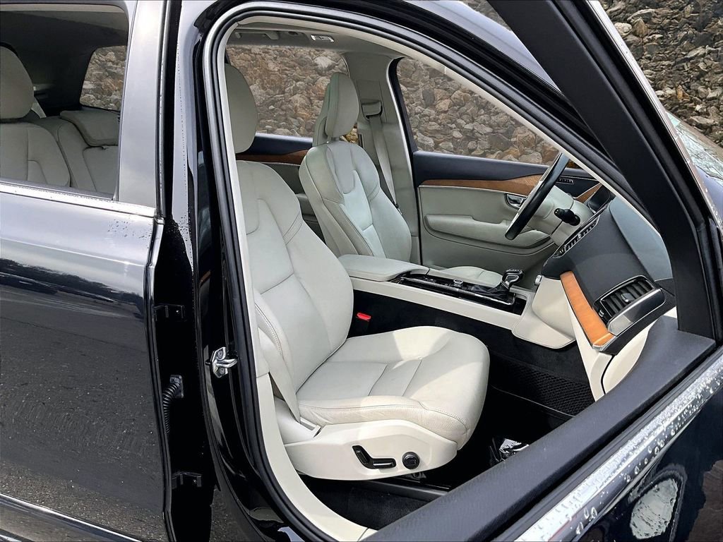 Used 2021 Volvo XC90 T6 Momentum w/ Protection Package Premier AWD/4WD image 7