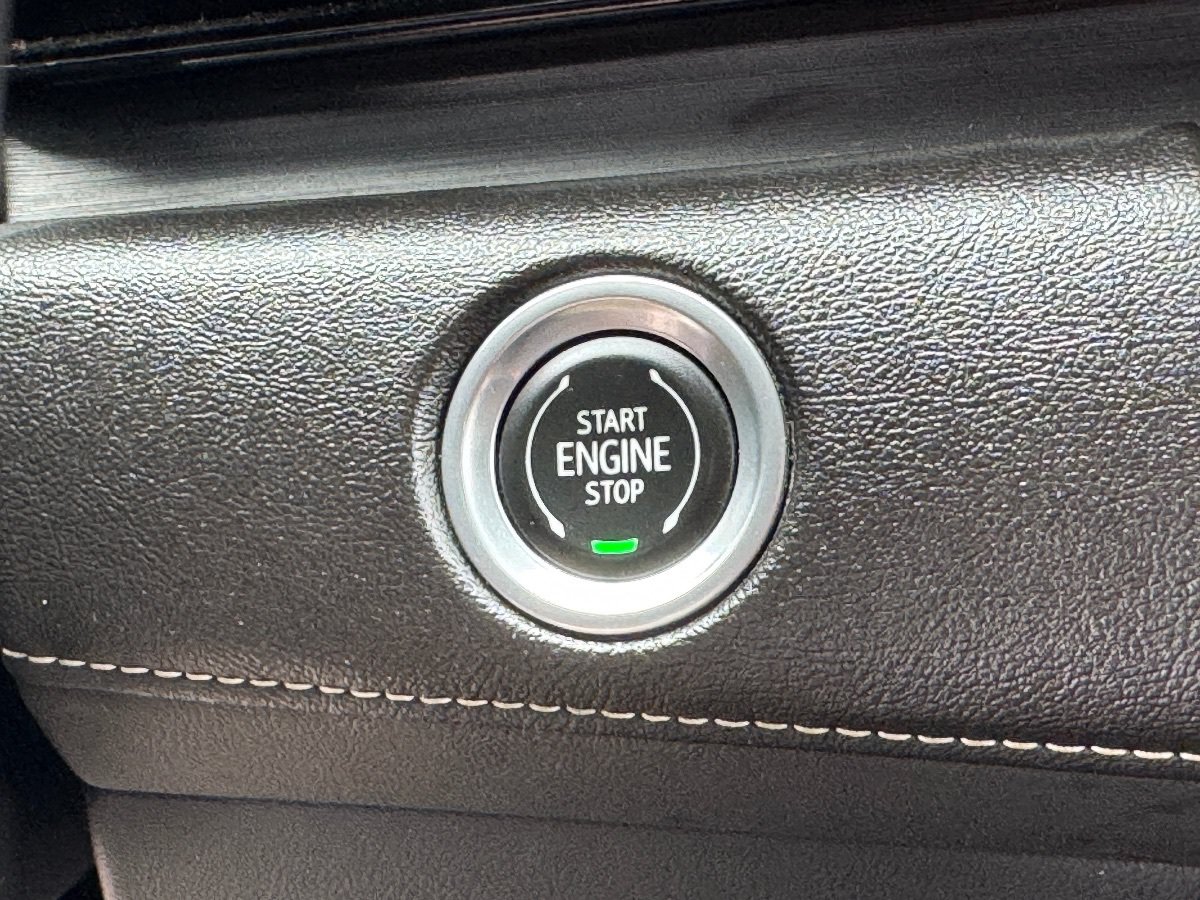 Used 2022 Cadillac Escalade Luxury AWD/4WD image 32