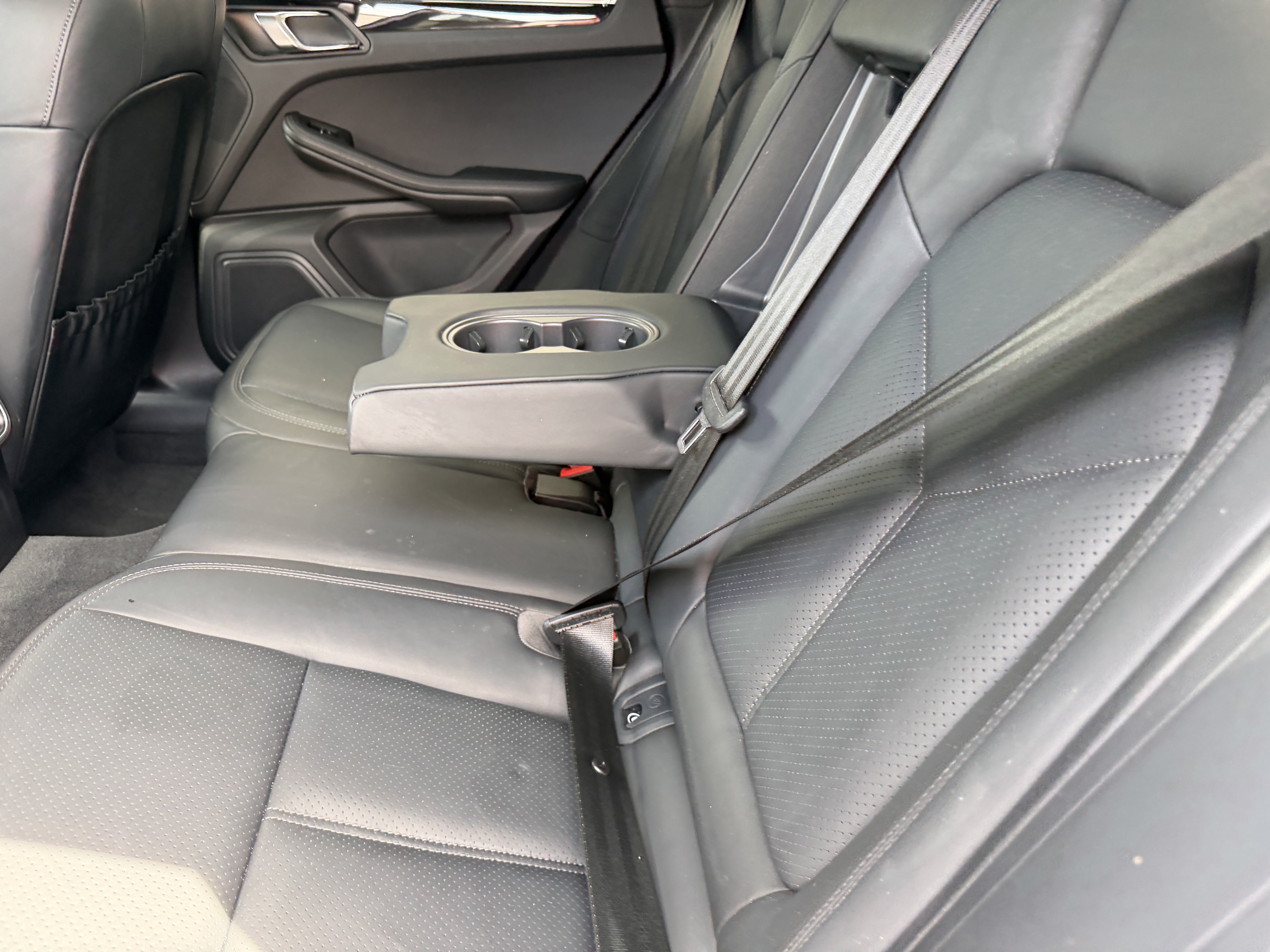 Certified 2023 Porsche Macan AWD/4WD image 16