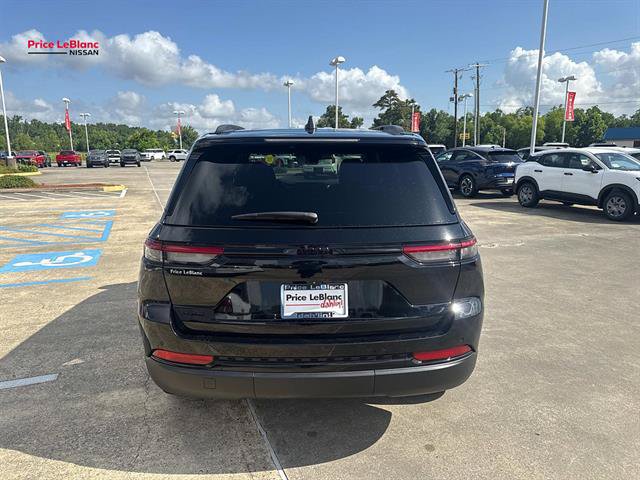 Used 2025 Jeep Grand Cherokee Altitude AWD/4WD image 6