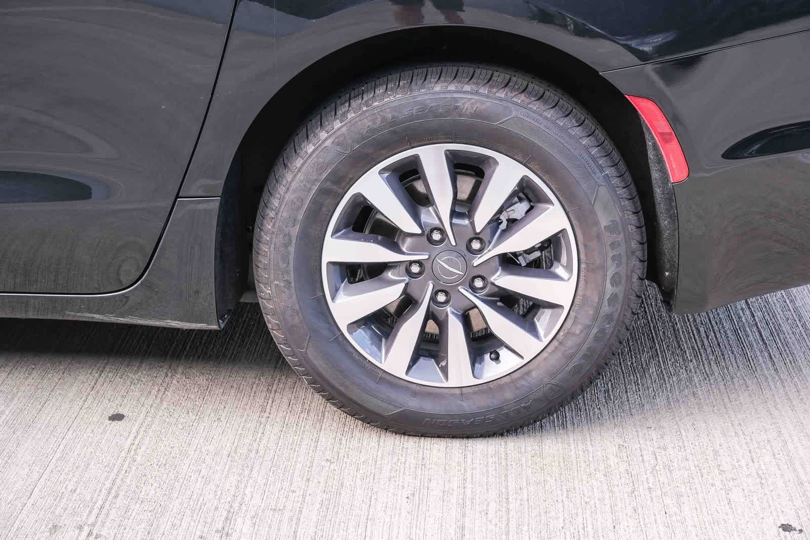 Used 2023 Chrysler Pacifica Touring-L FWD image 9