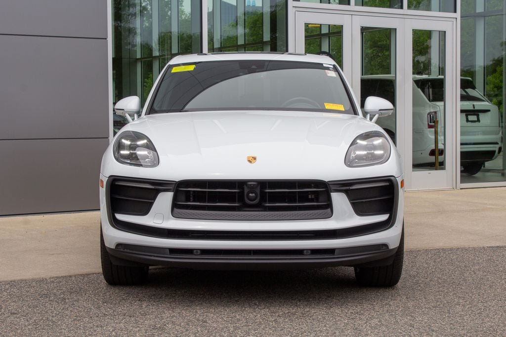 Used 2025 Porsche Macan AWD/4WD image 2