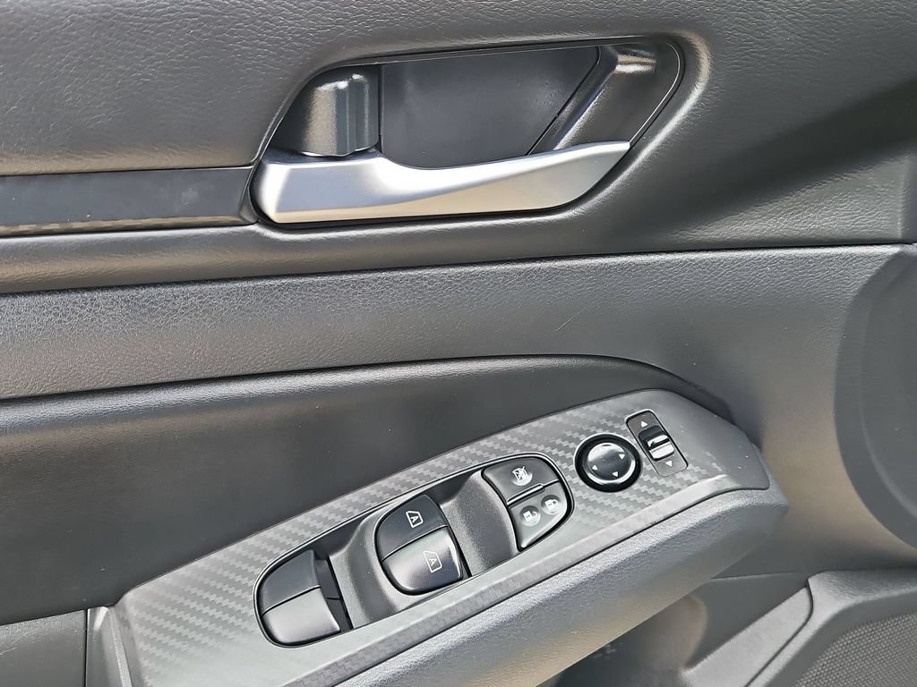 Used 2025 Nissan Altima 2.5 SV FWD image 13