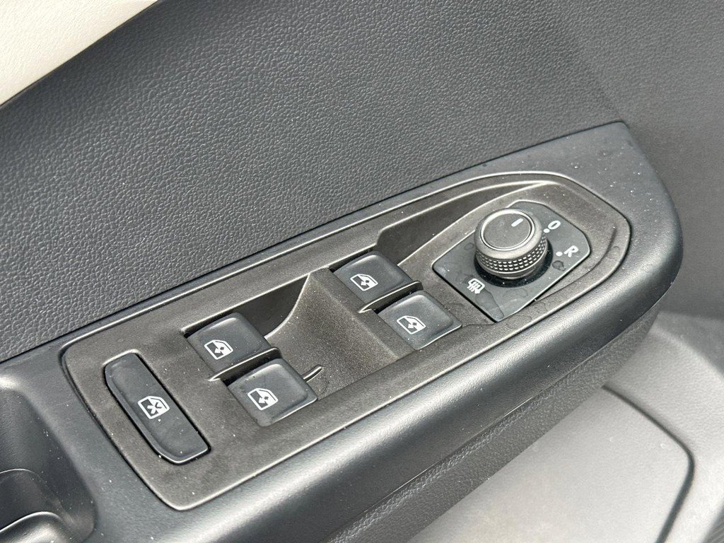 Used 2025 Volkswagen Taos SE image 21