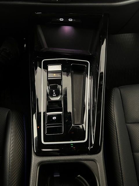 Used 2025 Volkswagen Golf R Black Edition image 25