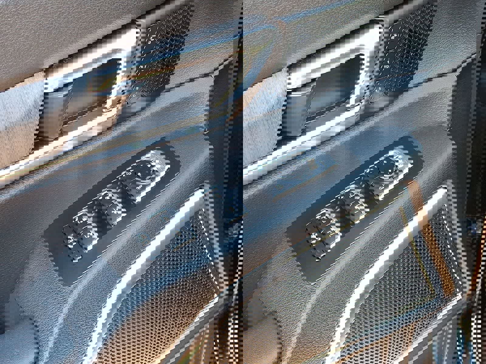 Used 2024 Kia Telluride SX Prestige w/ Towing Package image 30