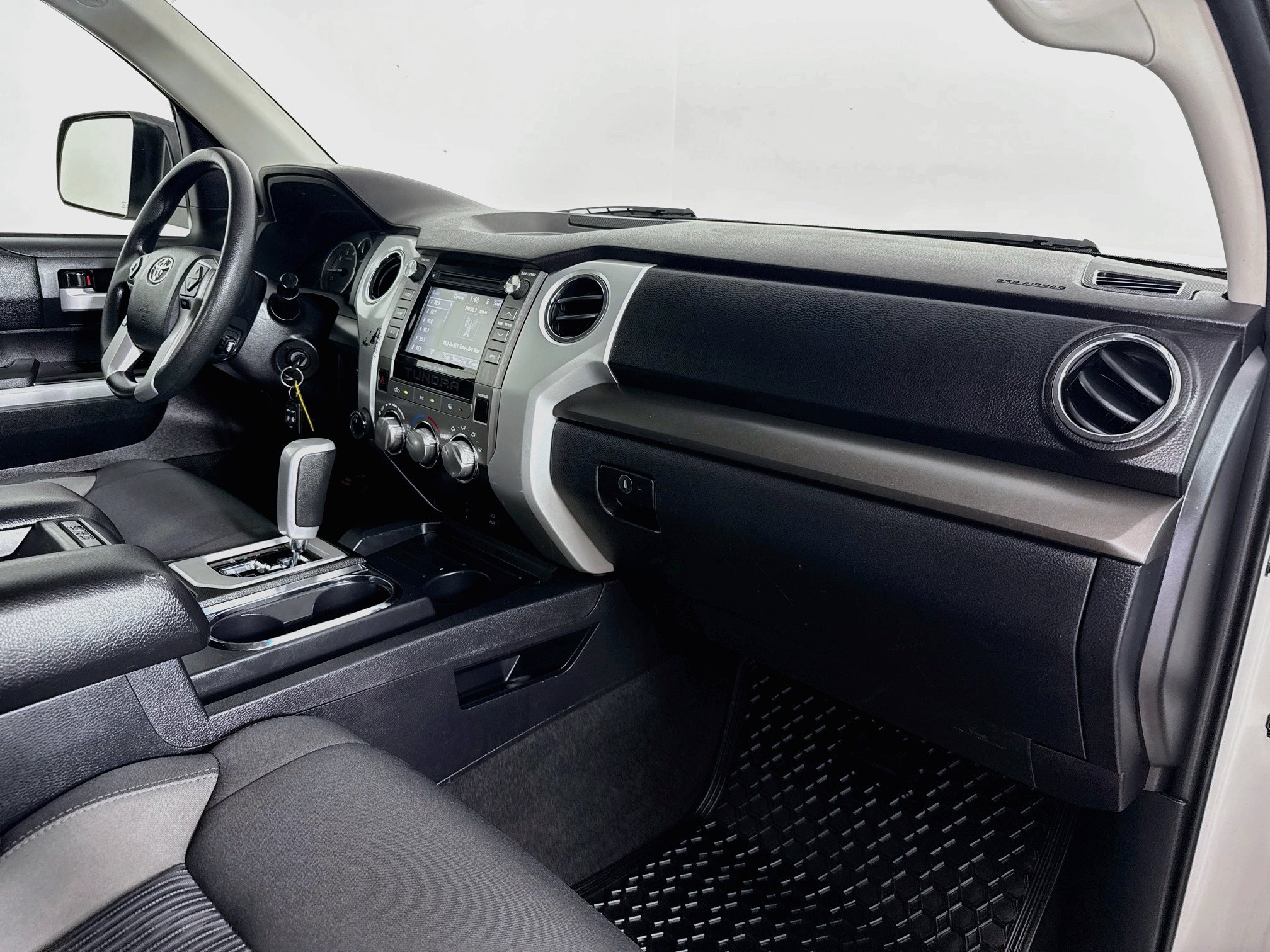 Used 2017 Toyota Tundra SR5 AWD/4WD image 32