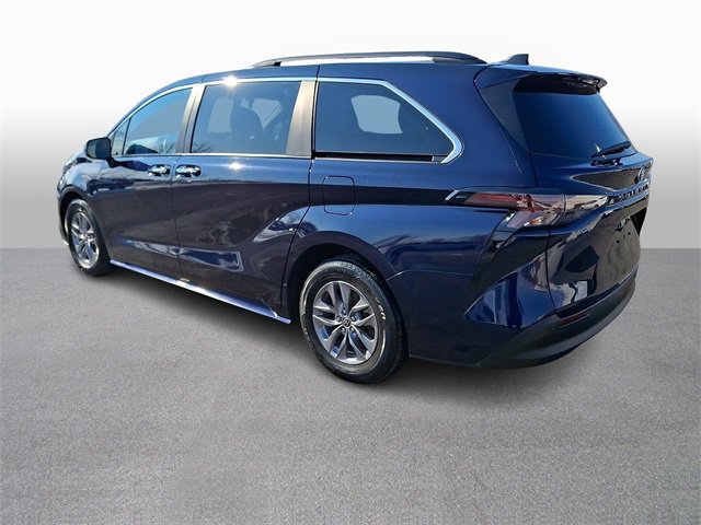 Used 2024 Toyota Sienna XLE image 6