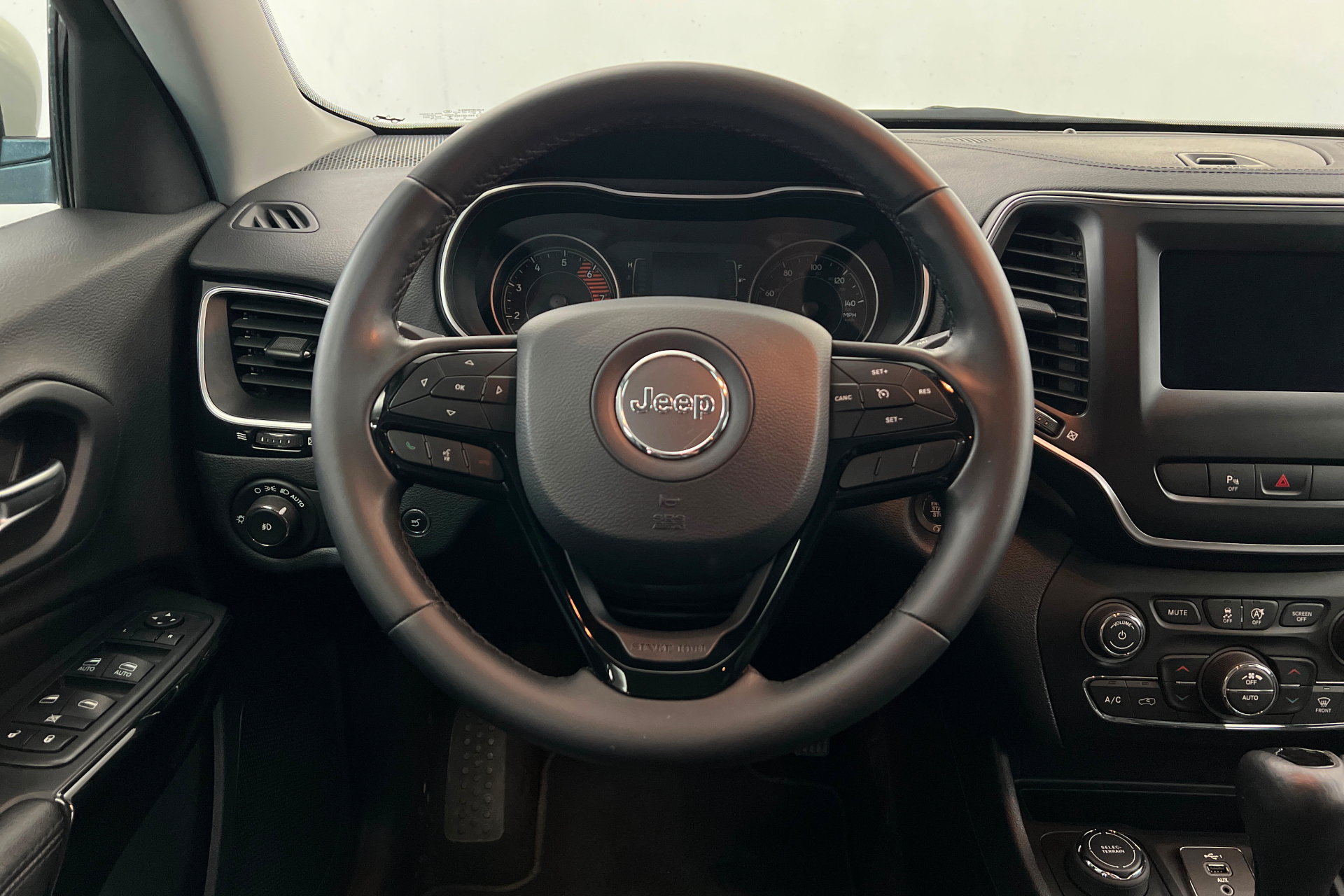 Used 2019 Jeep Cherokee Latitude Plus AWD/4WD image 12