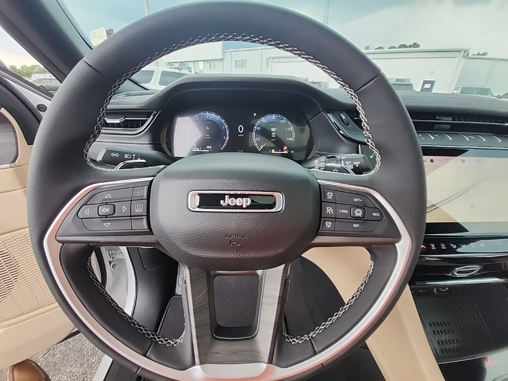 New 2026 Jeep Grand Cherokee Limited w/ Luxury Tech Group II RWD image 11