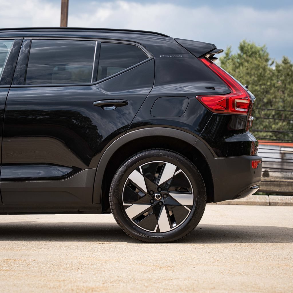 Certified 2024 Volvo XC40 Recharge Core RWD image 4