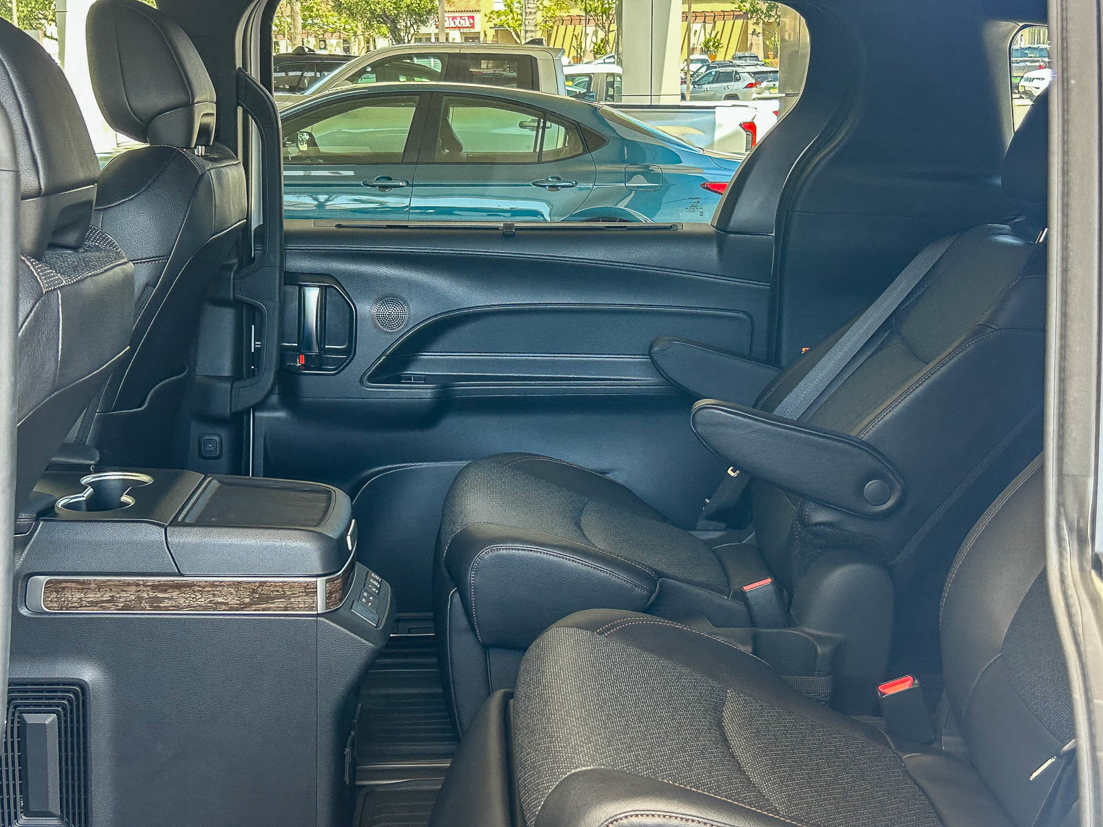 Used 2025 Toyota Sienna Platinum AWD/4WD image 18