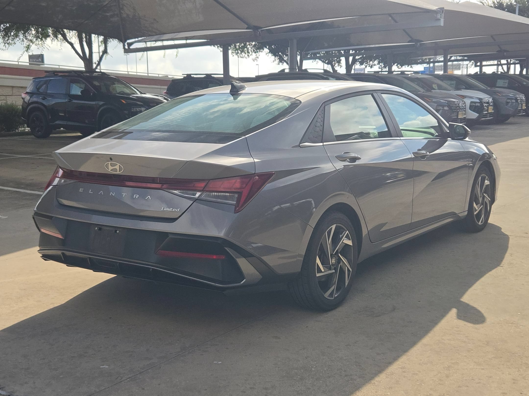 Used 2025 Hyundai Elantra Limited FWD image 3