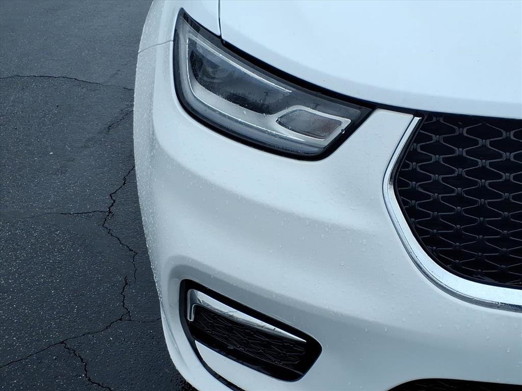 Used 2024 Chrysler Pacifica Touring-L image 9