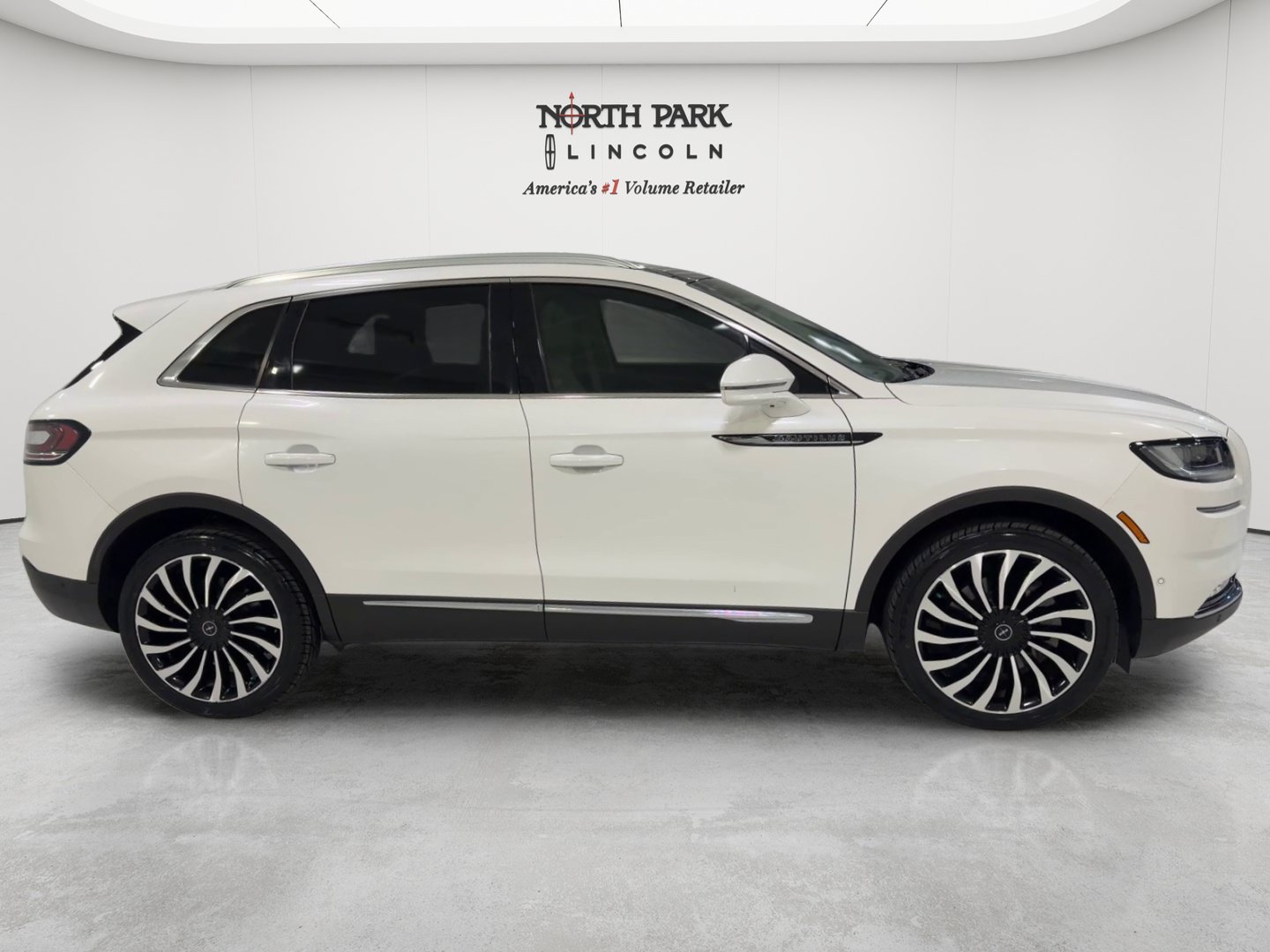 Used 2022 Lincoln Nautilus Black Label w/ Cargo Utility Package AWD/4WD image 6