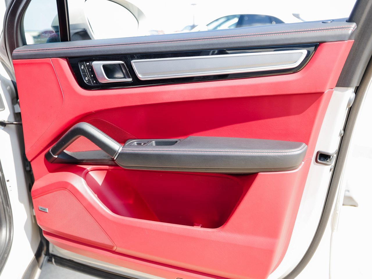 Certified 2022 Porsche Cayenne Platinum Edition image 26