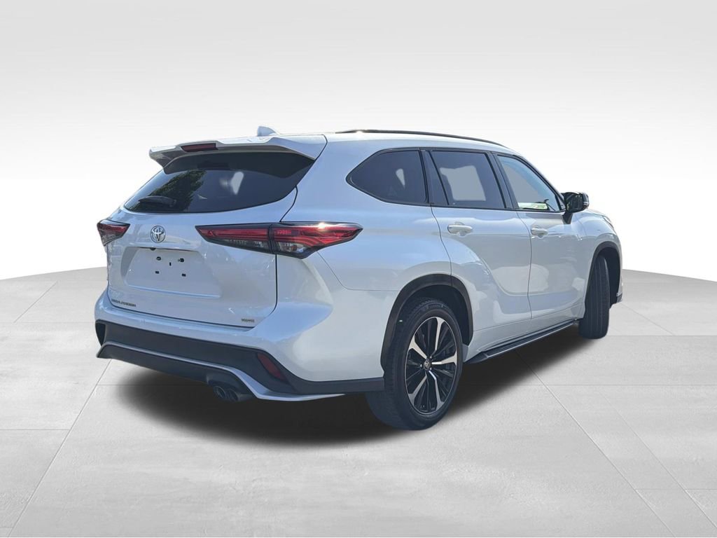Used 2022 Toyota Highlander XSE FWD image 3