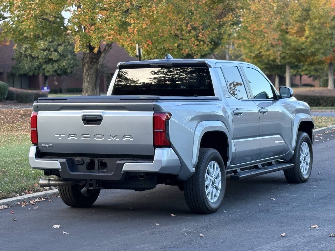 Used 2025 Toyota Tacoma SR5 AWD/4WD image 9