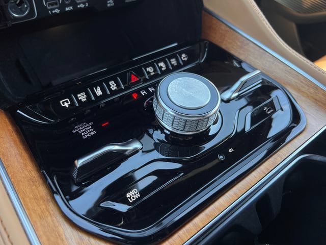 Used 2022 Jeep Grand Wagoneer Series III w/ Rear Seat Video Group 1 AWD/4WD image 26
