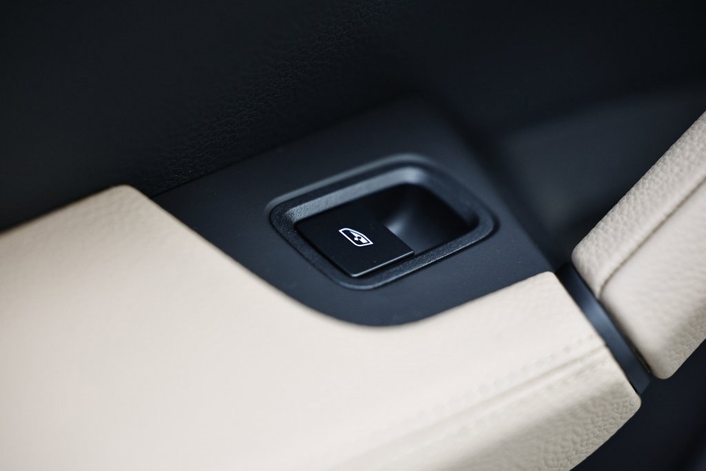 Certified 2025 Porsche Cayenne w/ Premium Package Plus image 28