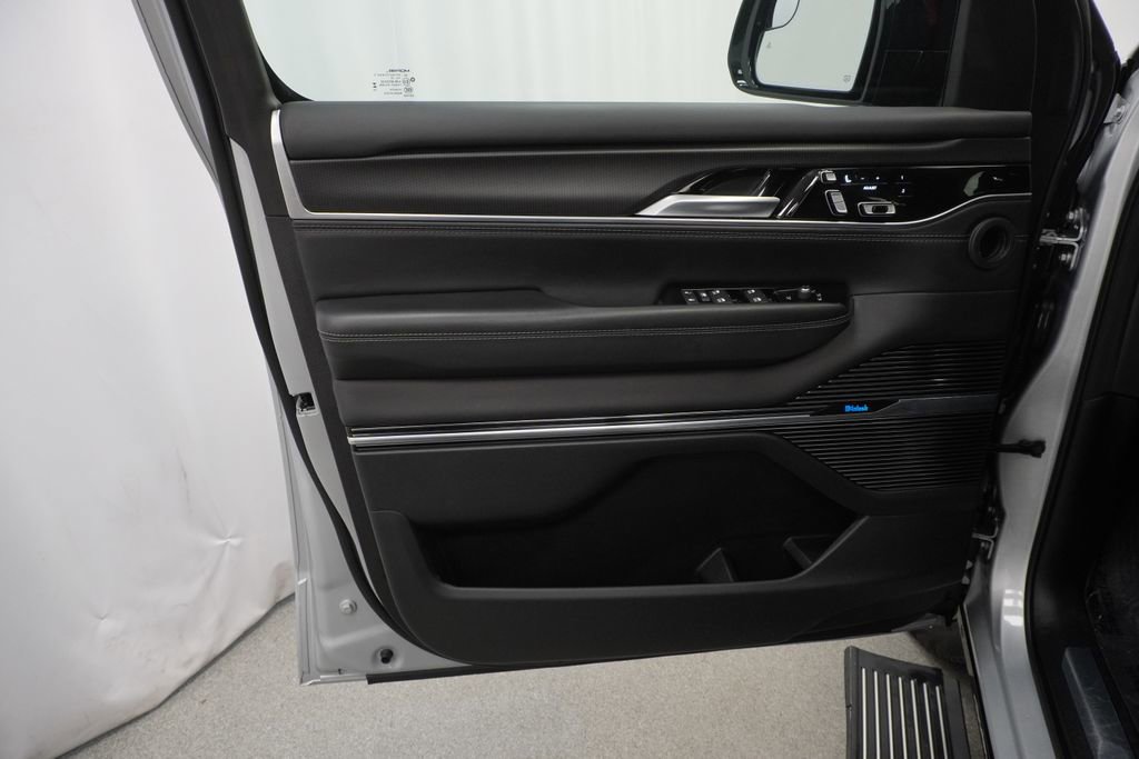 Certified 2025 Jeep Grand Wagoneer L Series II Obsidian w/ Quick Order Packagew 28T AWD/4WD image 40
