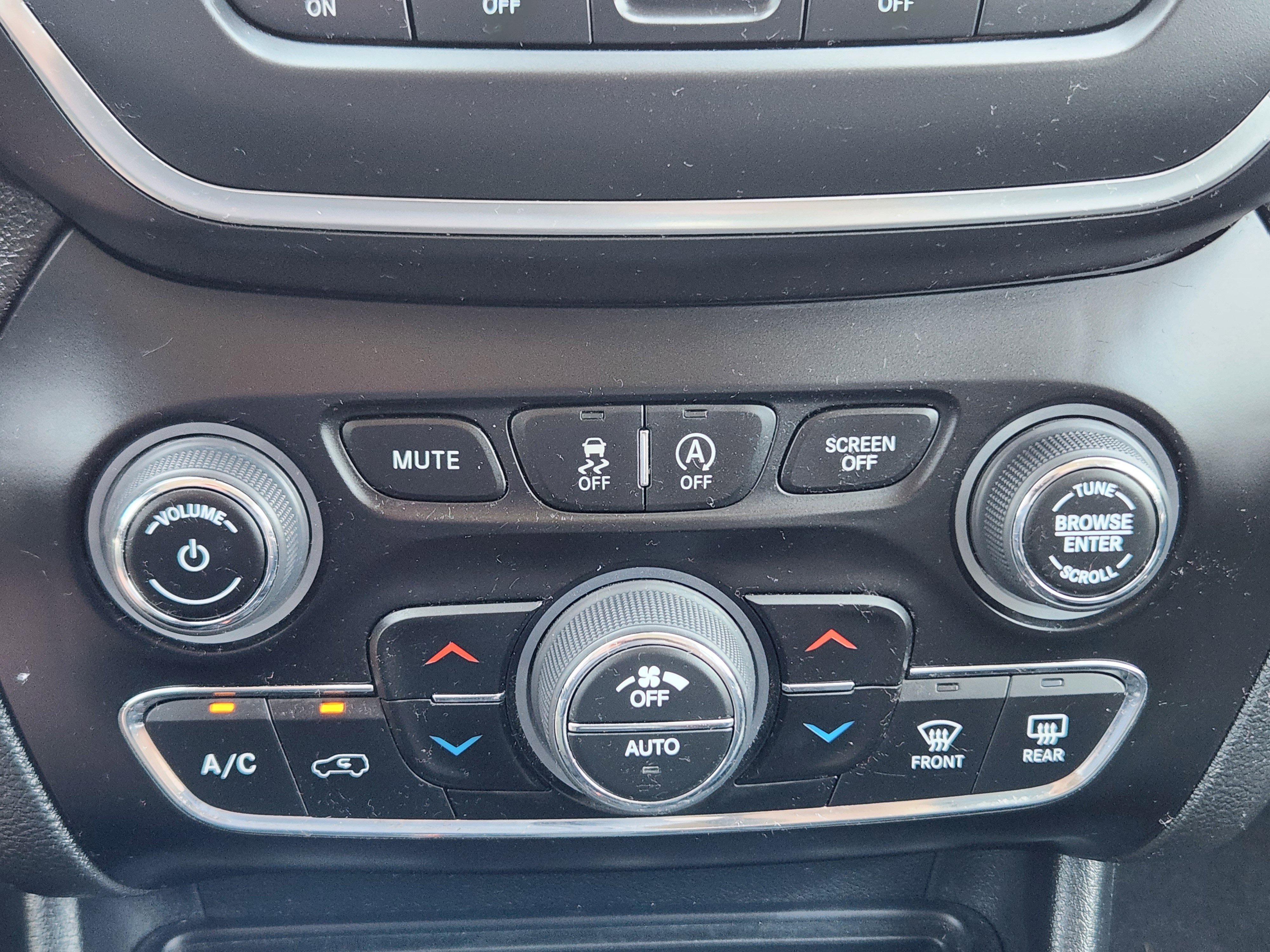 Used 2023 Jeep Cherokee Altitude Lux AWD/4WD image 14