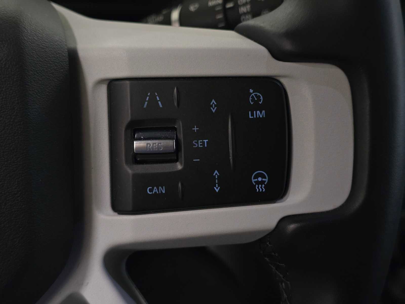 Used 2025 Land Rover Defender 90 X-Dynamic SE image 28