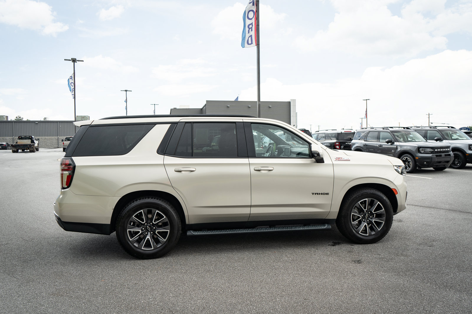Used 2021 Chevrolet Tahoe Z71 w/ Z71 Off-Road Package AWD/4WD image 11