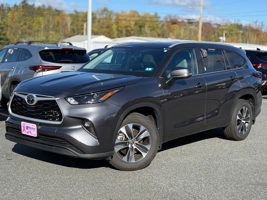 Certified 2025 Toyota Highlander XLE image 1