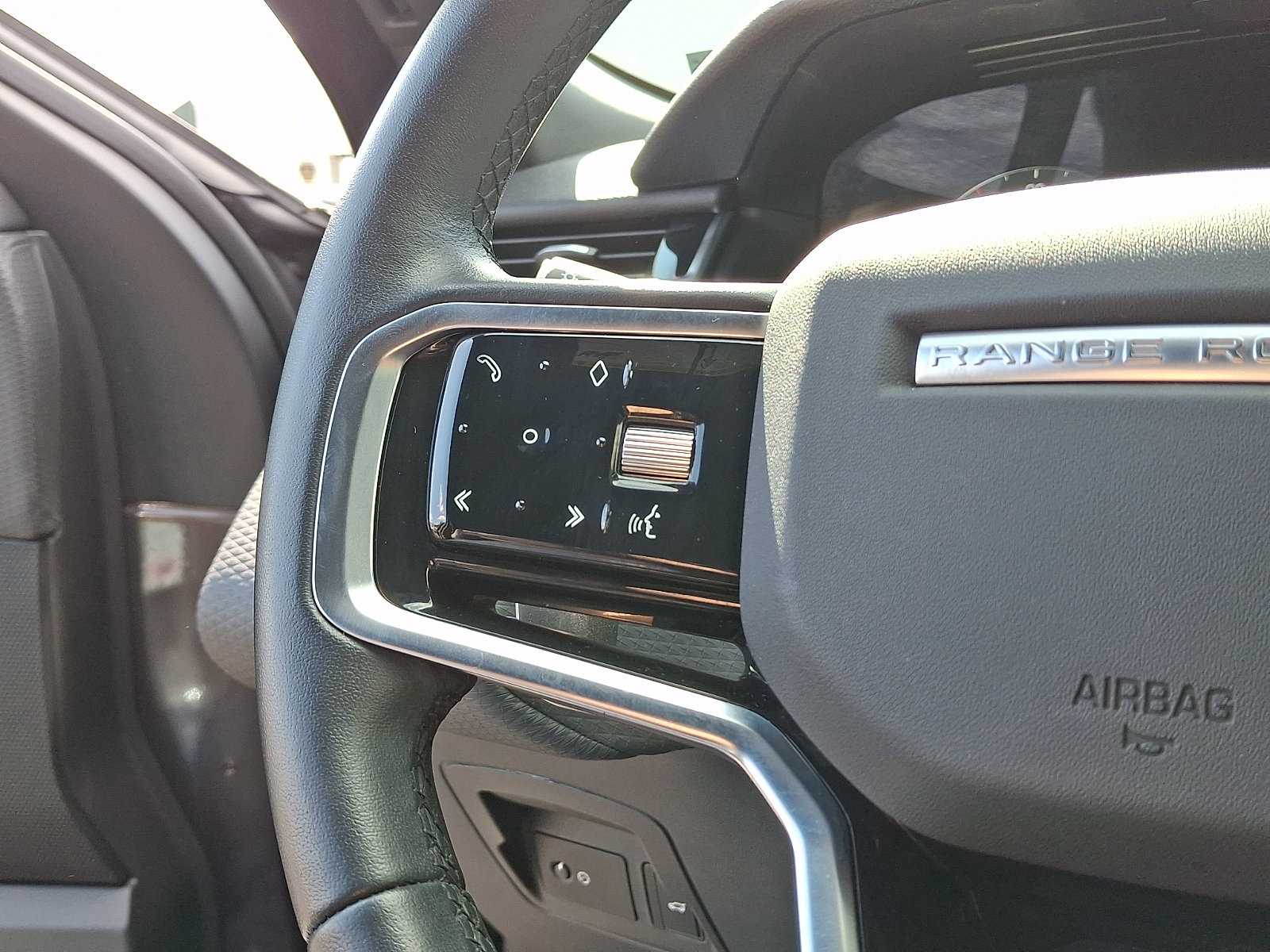 Used 2023 Land Rover Range Rover Velar R-Dynamic S image 21
