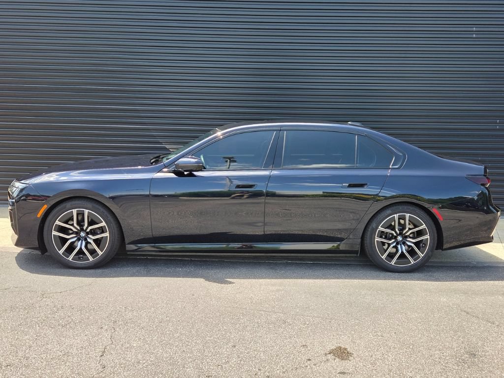 Used 2025 BMW i7 xDrive60 AWD/4WD image 2