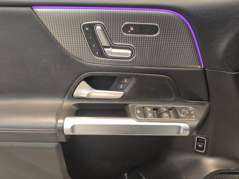 Used 2020 Mercedes-Benz GLB 250 w/ Premium Package image 27