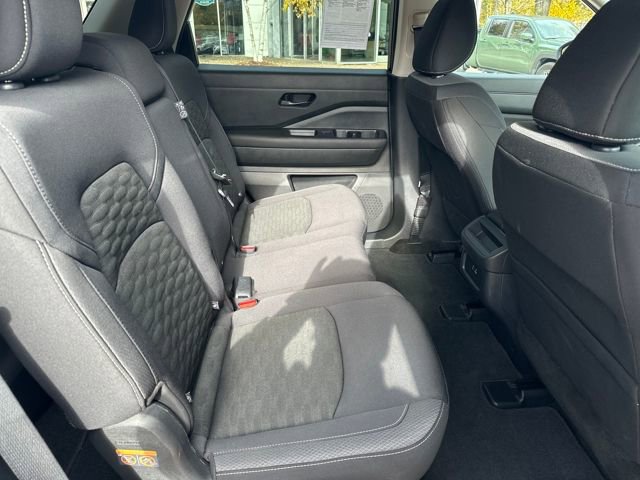Used 2024 Nissan Pathfinder S image 25