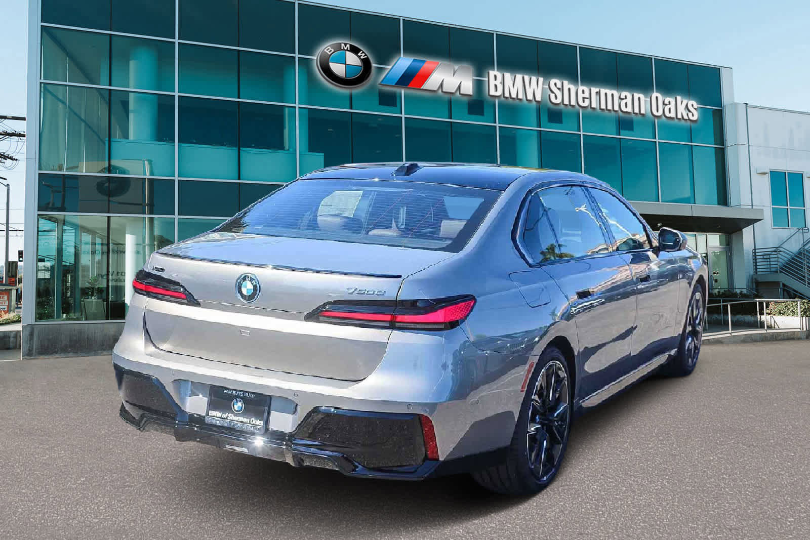 New 2026 BMW 750e xDrive w/ Premium Package image 8