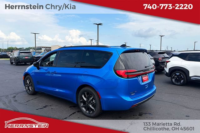 New 2027 Chrysler Pacifica Select FWD image 5