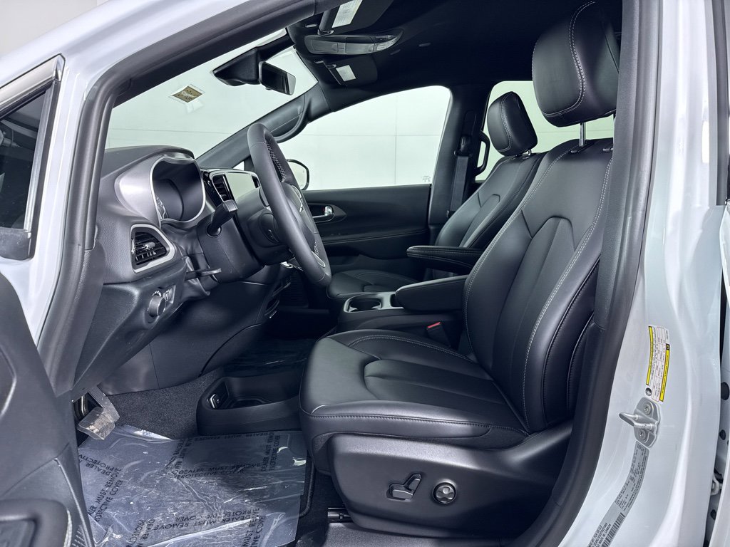 New 2026 Chrysler Voyager LX FWD image 5