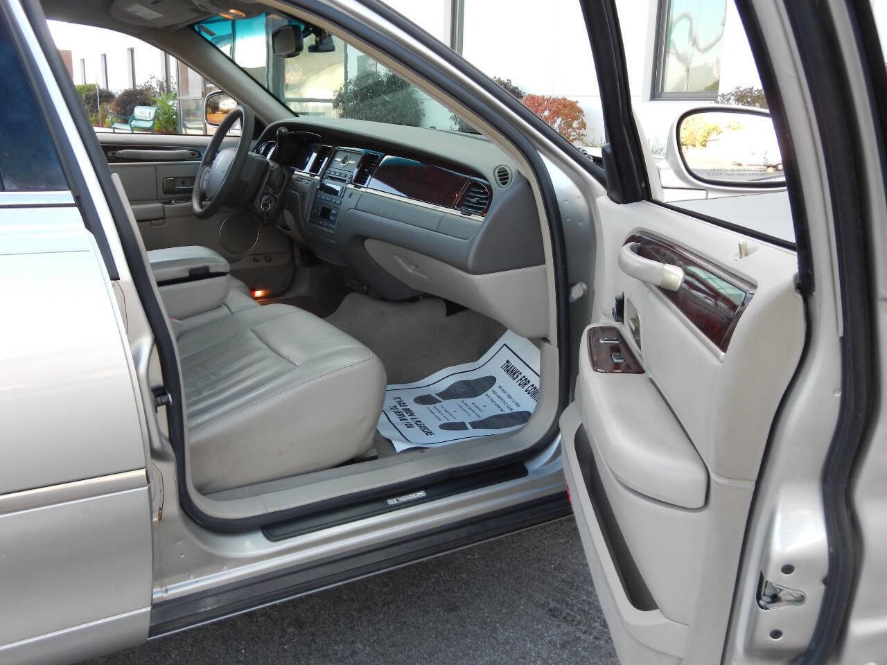 Used 2007 Lincoln Town Car Signature image 34