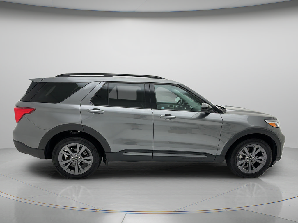 Used 2024 Ford Explorer XLT w/ Equipment Group 202A AWD/4WD image 6
