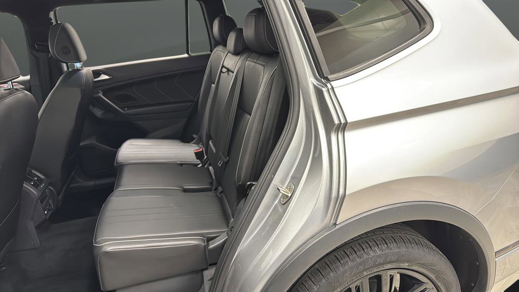 Used 2022 Volkswagen Tiguan SE R-Line image 24