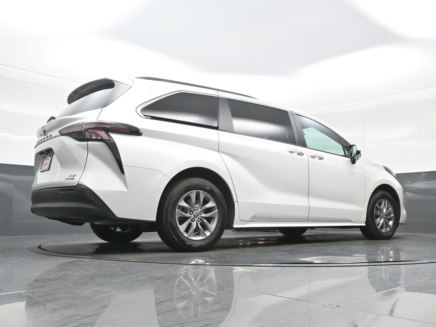 Used 2024 Toyota Sienna XLE AWD/4WD image 34