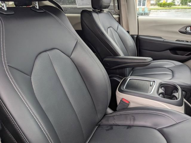 Used 2023 Chrysler Pacifica Touring-L FWD image 11