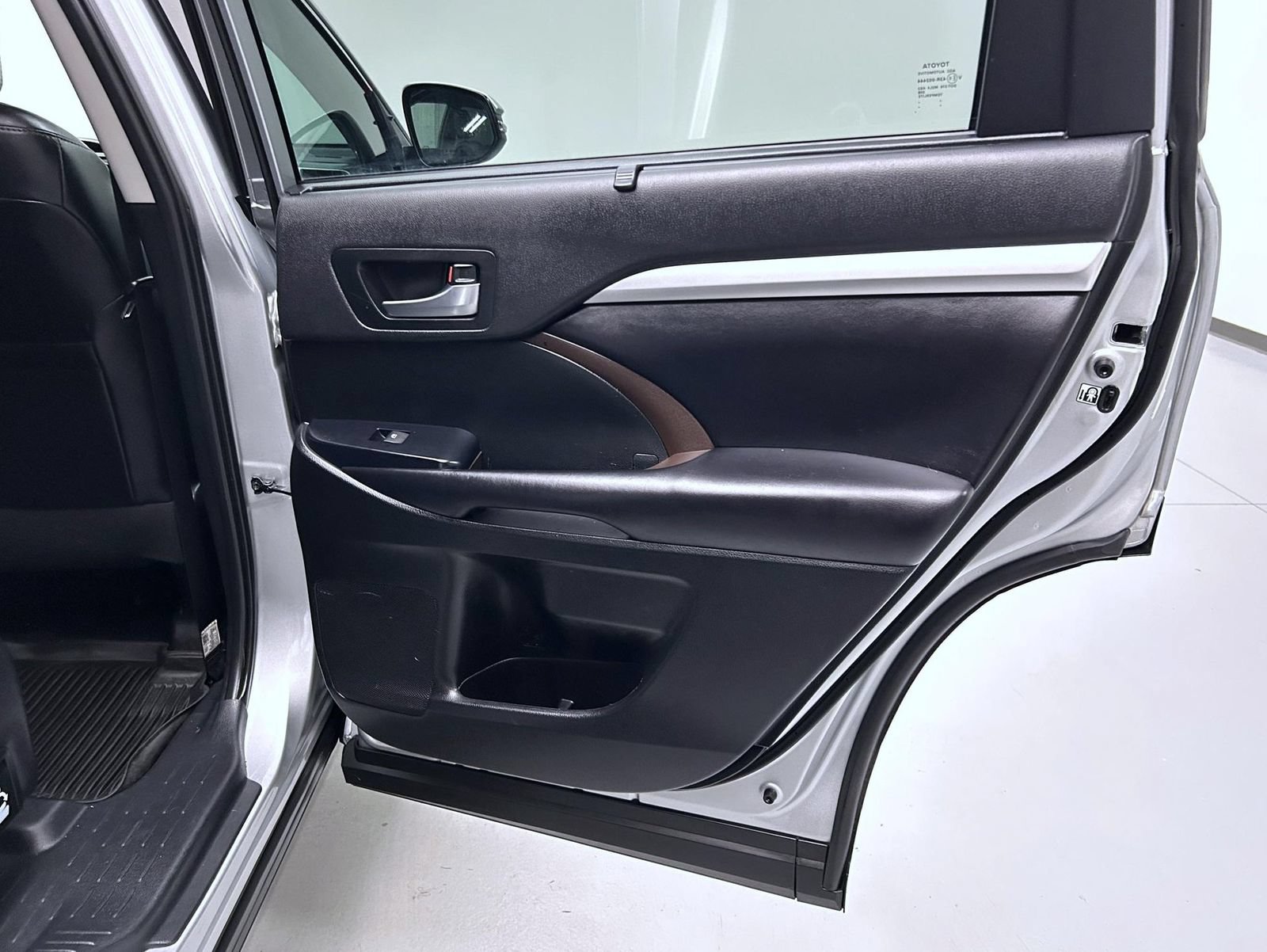 Used 2019 Toyota Highlander XLE AWD/4WD image 17