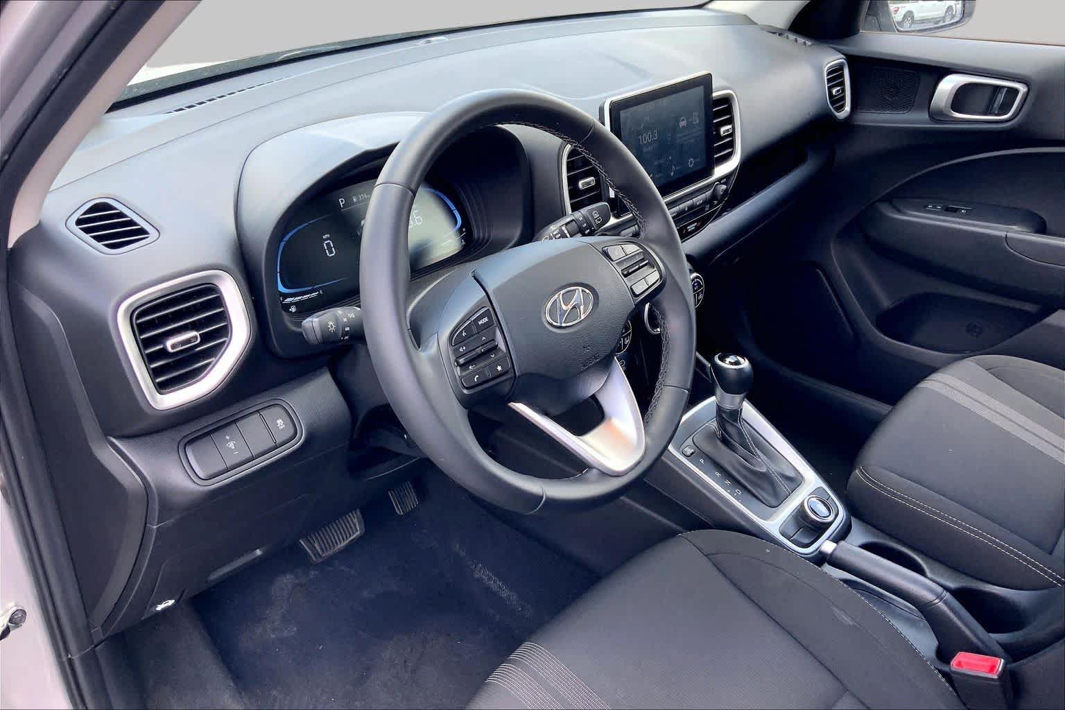 Used 2025 Hyundai Venue SEL FWD image 18