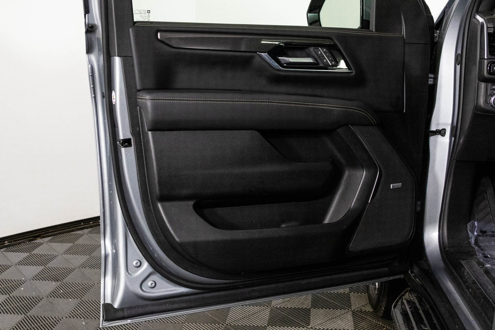 Used 2025 GMC Yukon Elevation image 32