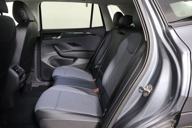 Used 2025 Volkswagen Tiguan SE AWD/4WD image 14