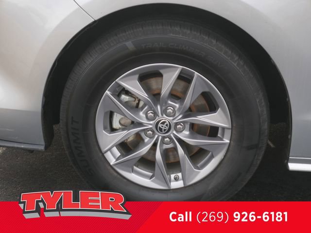 Used 2024 Toyota Sienna XLE FWD image 43